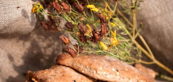 Крекеры с кунжутом и калинджи