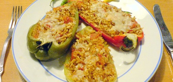 Перец, наполненный рисом и запечённый в духовке