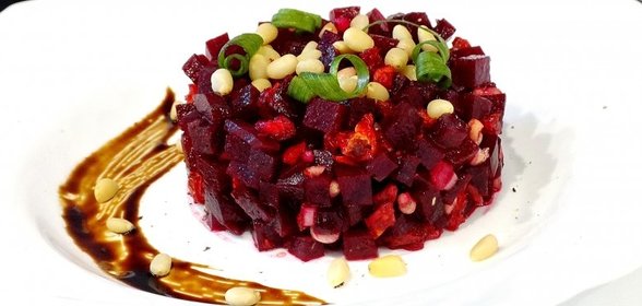 Тартар из свеклы с вялеными помидорами и кедровыми орехами