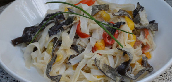 Рисовая лапша с овощами в азиатском стиле