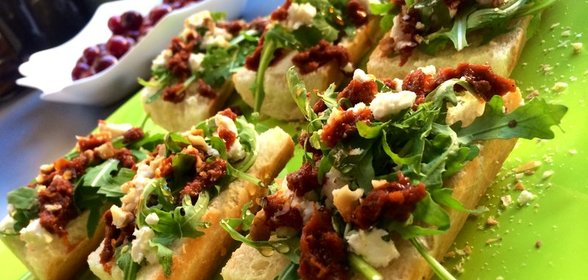 Брускетта с рукколой, медом, чесноком и орехами