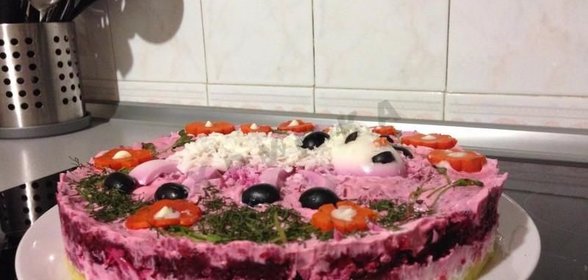 Слоеный салат с мясом и сыром