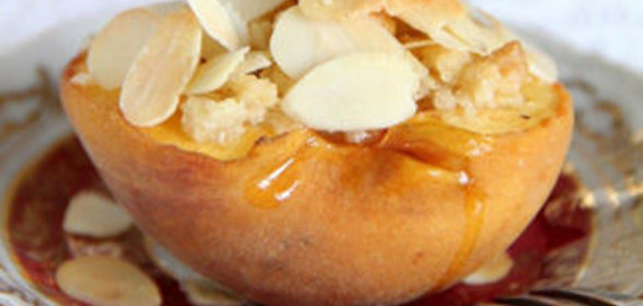 Персик, запечённый с овсянкой, мёдом и миндалём