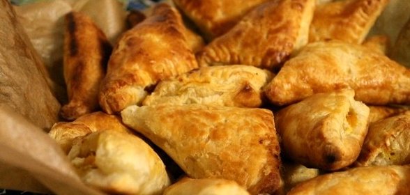 Слоеные пироги с брынзой