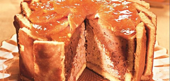 Двухцветный сливочный торт с мандаринами и миндалем