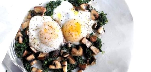 Яичница с грибами и шпинатом