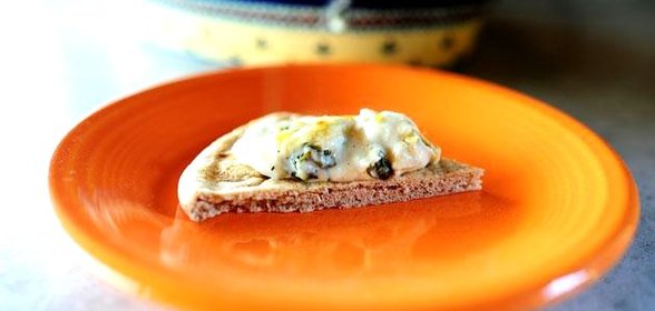 Сырный соус с артишоками и шпинатом