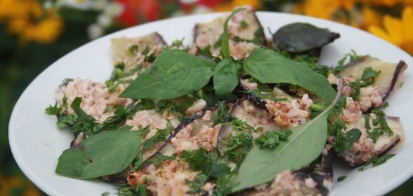 Быстрая закуска из баклажан со сметаной, творогом и чесноком в СВЧ
