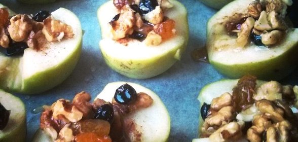 Запеченные яблоки с изюмом, орехами и корицей