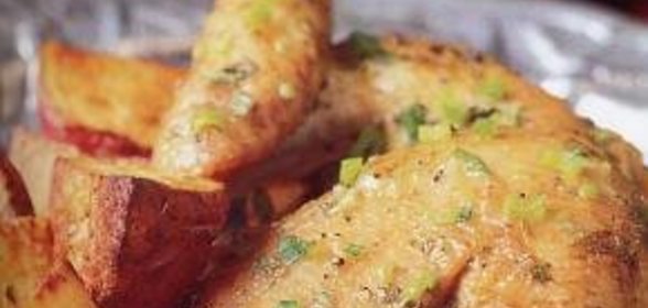 Яичница-болтунья с помидорами и колбасой