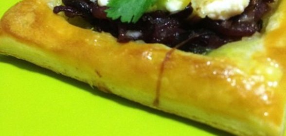 Открытые слоеные пирожки с луком, рикоттой и чедером