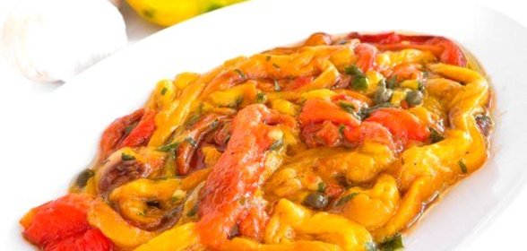 Маринованные полоски жареных перцев в пряном масле и бальзамическом уксусе