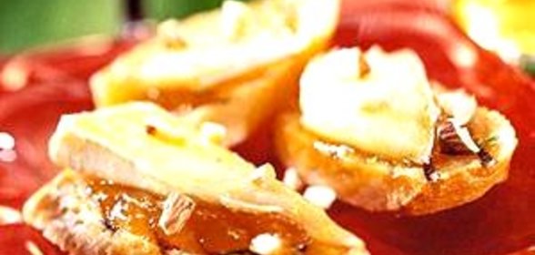 Брускетта с абрикосом, миндалем и сыром