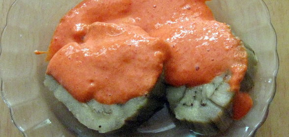 Печеные баклажаны с соусом из красных перцев