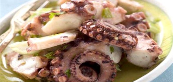 Осьминог с гарниром из поджаренного латука