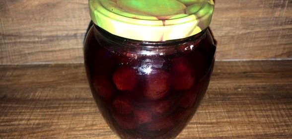 Вишневое варенье с косточками