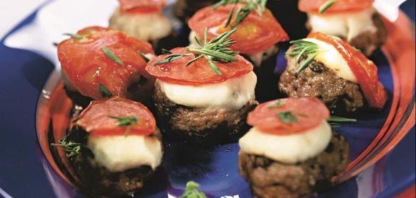 Котлеты из говядины с картофельным пюре и помидорами