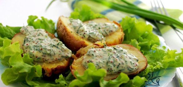 Теплая картофельная закуска со сметанным соусом