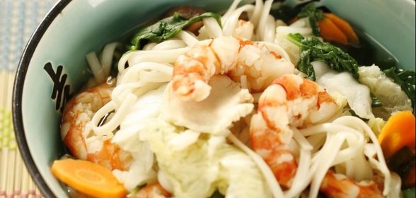 Лапша удон с курицей, креветками и овощами