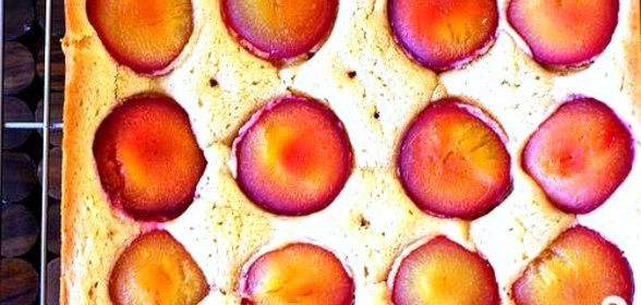 Пирог с крупными сливами и корицей