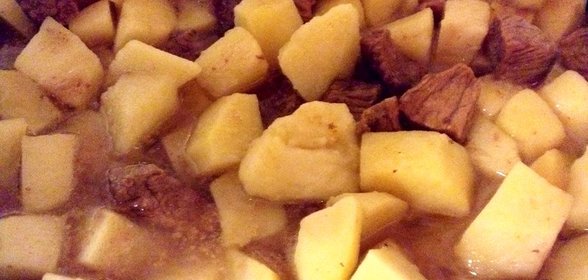 Тушеное мясо с картофелем и лавровым листом