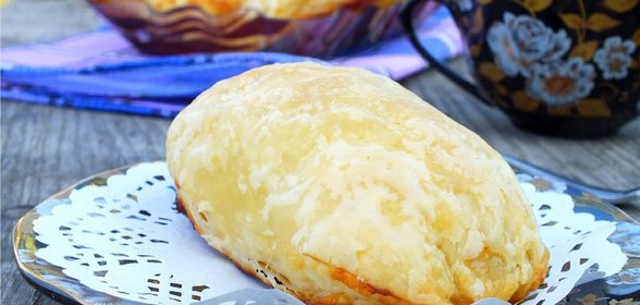 Слоеные рулетики с брынзой