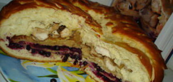 Пирог с куриным филе и черной смородиной