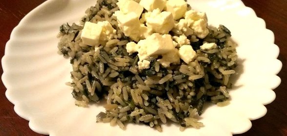 Греческая рисовая каша «Spanakorizo» со шпинатом и сыром фета