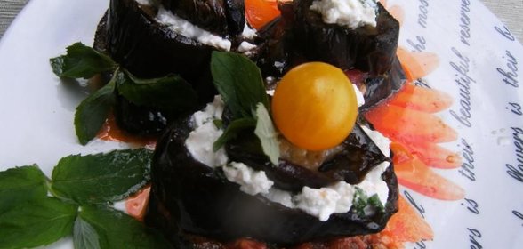 Баклажаны с начинкой из мятных томатов и козьего сыра
