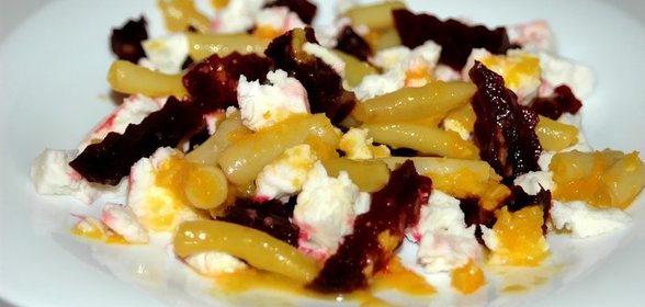 Салат с запеченной свеклой и козьим сыром