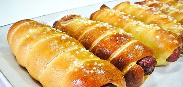 Печеные сосиски в тесте