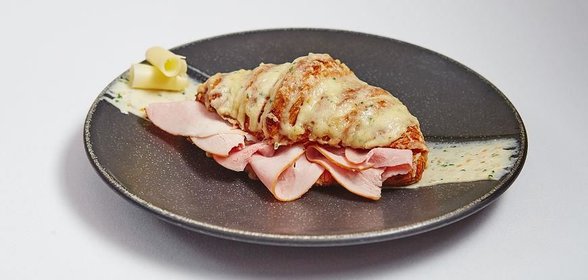 Горячие круассаны с сыром и ветчиной