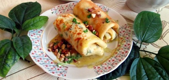 Блинчики с яйцами и зеленым луком с ароматным соусом