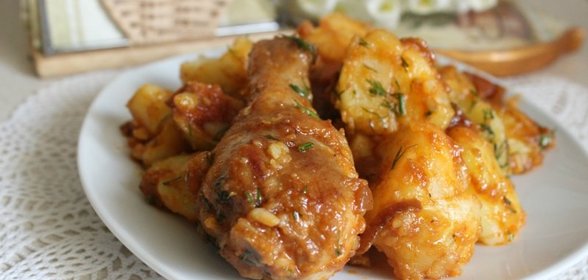 Куриные ножки с картофелем в томатном соке