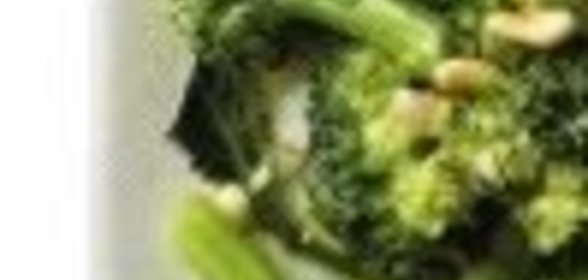 Брокколи с горчичной заправкой и кедровыми орешками