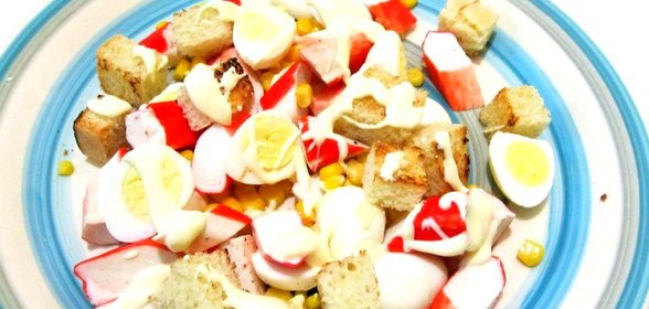 Салат из крабовых палочек с гренками