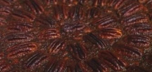 Салат из грибов, зеленого салата, сыра и анчоусов