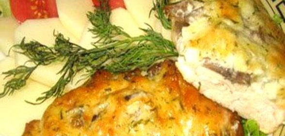 Куриное филе с грибами под сыром