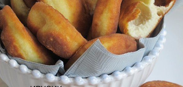 Португальский жареный хлеб с клубничным салатом