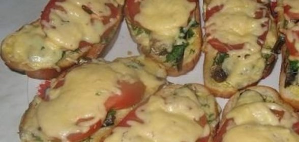 Канапе с запеченным мясом и корнишонами