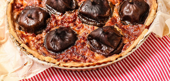 Открытый пирог с инжиром и беконом