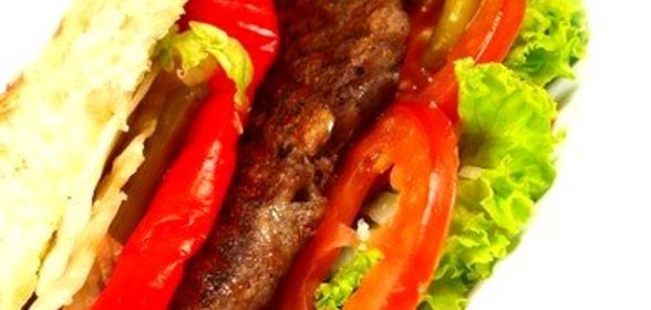 Маленькие бургеры в пите с салатом и овощами