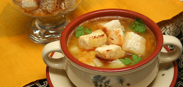 Гороховый суп с копченостями и гренками