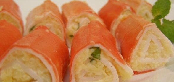 Рулет из черники с орехами