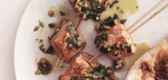 Шашлыки из лосося с арахисовым соусом