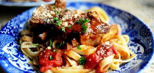 Говяжьи ребрышки, тушенные в томатном соусе