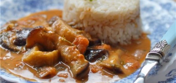 Карри с баклажанами, помидорами и базиликом