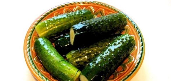 Малосольные огурцы быстрого приготовления в кастрюле
