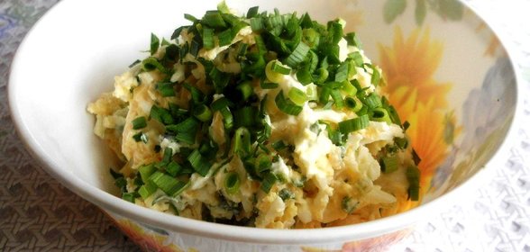 Салат сырный с молодым чесночком