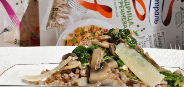 Сливочный соус со шпинатом, беконом и грибами с гречкой